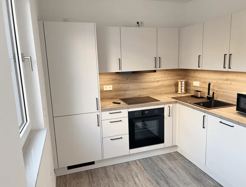 2-Raum-Wohnung mit Balkon, EBK und geh. Innenausstattung — photo 1